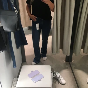 Low waist jeans  - Säljer dessa skitsnygga lågmidjade jeansen ifrån zara. Helt oanvända med lappen kvar. Har bara inte blivit använda!! 💖💖