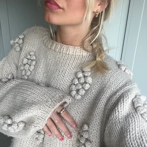 beiga stickad tröja från Wera - älskar denna tröjan då den är asbekväm och perfekta färgen! modellen har ballongärmar med fastsydda ”bollar” (kolla bild)