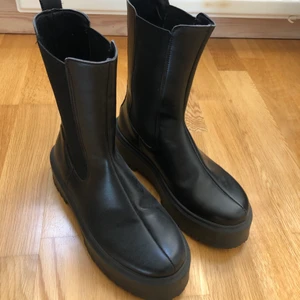 Svarta boots asos - Svarta boots från asos bara använda ett fåtal gånger och är i fint skick, stl 36. Köparen står för frakten, kan annars mötas i Kalmar! 