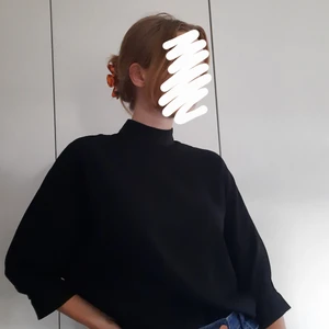 Carin Wester blus - Svart blus med polokrage och lös passform. Trekvartsärm. Gott skick.  Storlek: 36