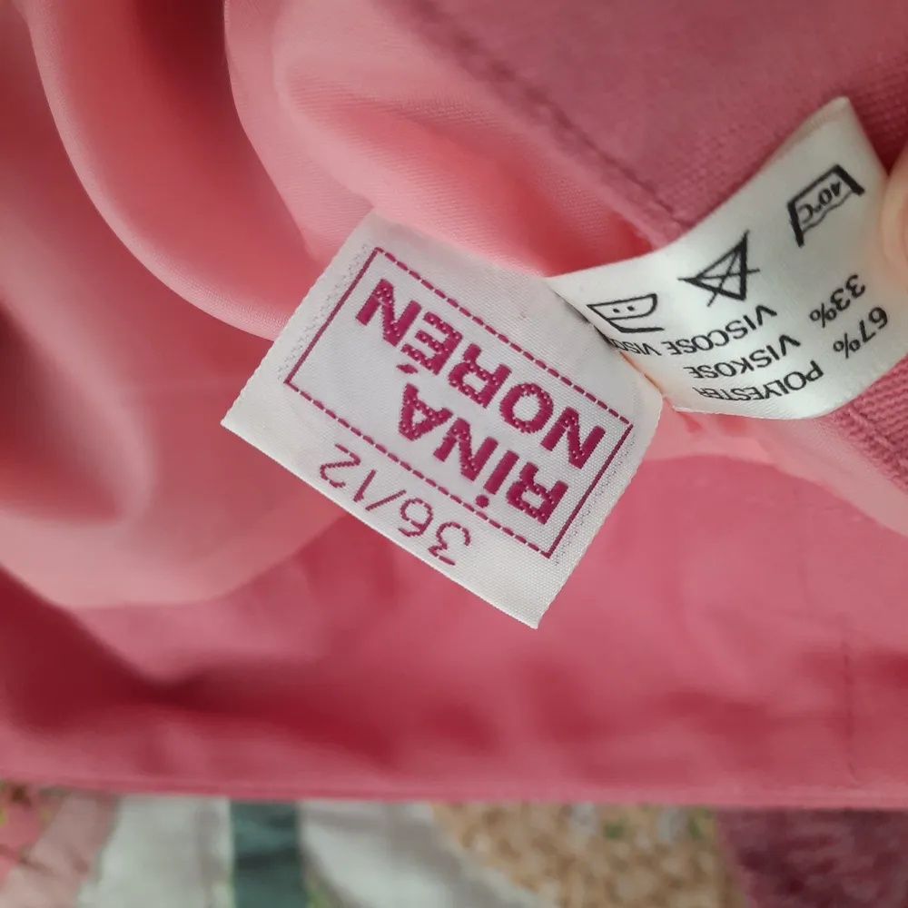 Söt rosa vintage kjol i mycket gott skick.   Storlek: S/36. Kjolar.