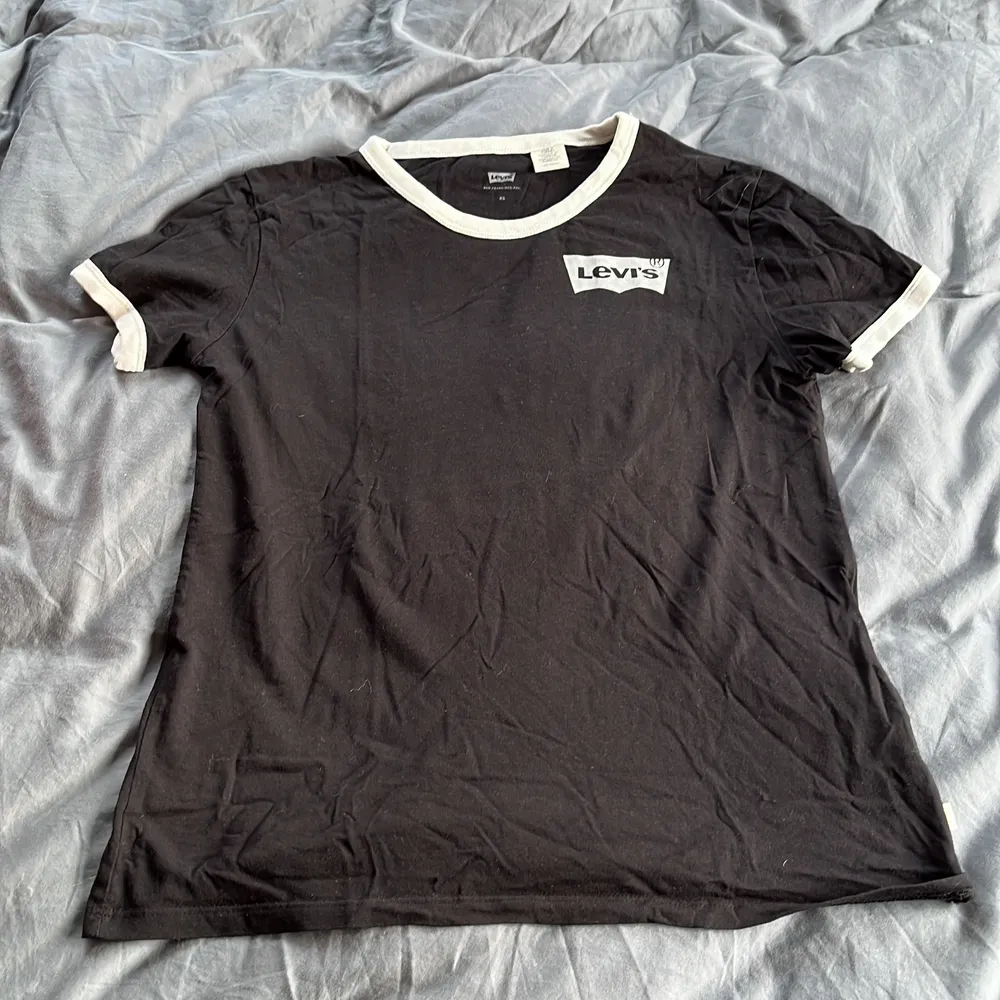 Säljer denna fina t-shirt från Levis. Den är i storlek small och är i fint skick 😄. T-shirts.