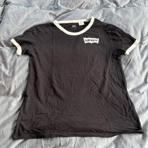 Säljer denna fina t-shirt från Levis. Den är i storlek small och är i fint skick 😄