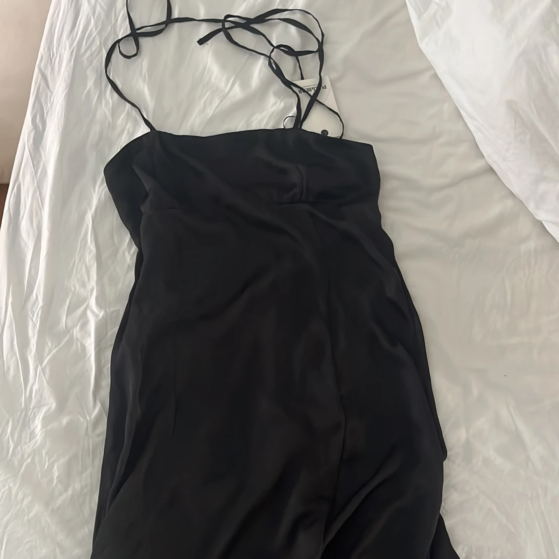 Svart satinklänning - 91