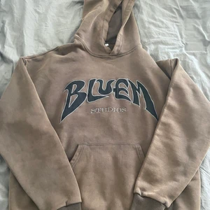Bleum studios hoodie - Bleum studio hoodie i storlek S | skicka 10/10 | skriv dm om du har övriga frågor.