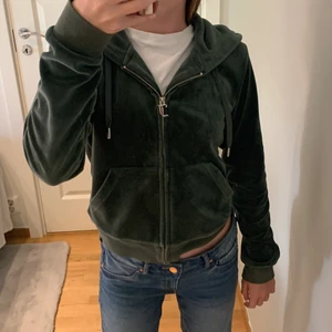 INTRESSEKOLL På Juicy coutore huddie - INTRESSEKOLL På Denna Juicy coutore huddie i färgen ”dark moss”, bra skick: inga synliga fläckar. Köpt här på Plick. Säljer eftersom jag inte tycker den passar min stil.  Priser kan diskuteras. Nypris är 1100. Kom privat vid frågor eller fler bilder! 