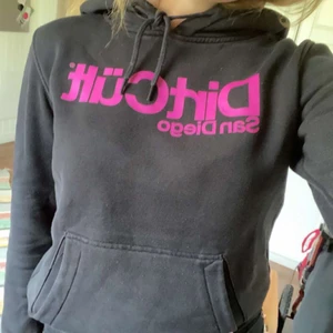 Dirtcult  - Säljer nu min dirtcult tröja då den inte kommer till bruk💕  Är ett litet målat sträck på bokstaven D, kolla sista bilden.  Den är i storlek L men passar S/M Säljer den för 175kr+frakt💕