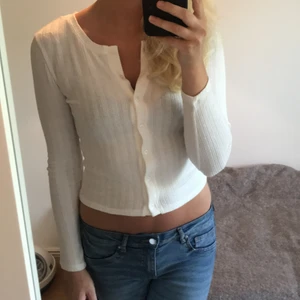 Vit tröja  - Superfin vit tröja med knappar i nyskick. I storlek xs men passar även s, frakten kostar 39kr och är spårbar 😊