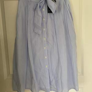 Ny lexington kjol storlek S med lapparna kvar. Nypris 1299:- säljer för 450kr Kan skicka mer bilder vid intresse!