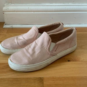 Gantskor - Skor från Gant, ljusrosa i storlek 39. Använt skick. Köparen står för frakten 