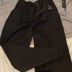 Oanväda kostymbyxor! Storlek m - Säljer dessa kostymbyxor eftersom att jag inte använder dem. Har endast testat de. 