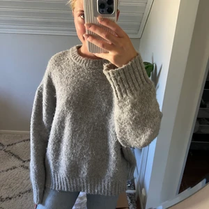 Zara stickad tröja  - Snygg grå oversize stickad tröja från zara i strl L för en mer oversize look. 