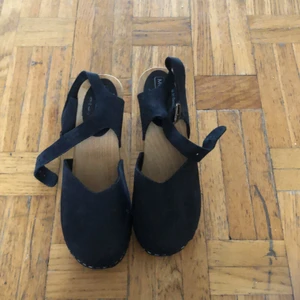 Svarta klackar 👠  - Dessa klackar har använts ca 2 ggr,  dom är i väldigt bra skick storleken är 41