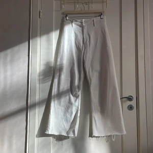 Vita raka jeans från Zara strlk EU 40 - Vita, raka jeans från Zara. Klippta ben men köpta så. Passar mig som är 163 cm.