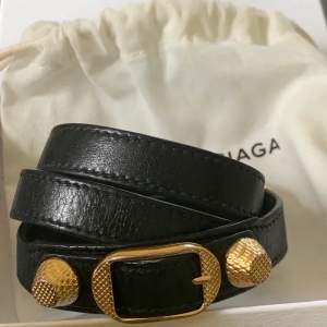 Intressekoll på mitt svarta balenciaga armband med guld detaljer. Dustbag & Ask medföljer. Säljer endast vid bra bud 💞💞  (jag använder INTE köp direkt funktionen) 