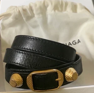 Balenciaga armband  - Intressekoll på mitt svarta balenciaga armband med guld detaljer. Dustbag & Ask medföljer. Säljer endast vid bra bud 💞💞  (jag använder INTE köp direkt funktionen) 