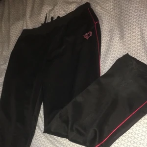 Sportiga mjukisbyxor - Oklart vad det är för märke men köpte de på en secondhand. Är 163 cm och byxorna sitter perfekt med en slapp passform och utsvängda vid fötterna!