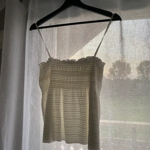 Linne - Ett sött linne från mango 🥭 Den är i storlek M och knappt använd då den är lite för stor för mig❤️ säljer för 90kr + frakt (52kr)