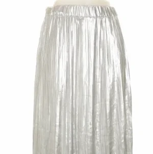 Maxikjol strl S/M/36/38 - Silverkjol/ Maxikjol strl S/M. 36/38.  Fint skick.  Resår i midjan.   Rök- och djurfritt hem.   Skickar inom en vecka efter mottagen betalning. 