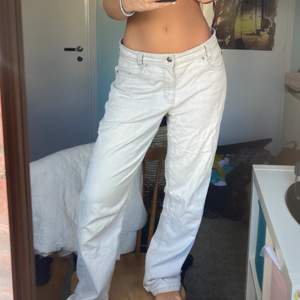 Vit/gråa Baggy lowwaisted jeans med jätte fina fickor🌻