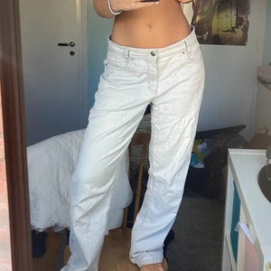 Vit/gråa jeans - Vit/gråa Baggy lowwaisted jeans med jätte fina fickor🌻