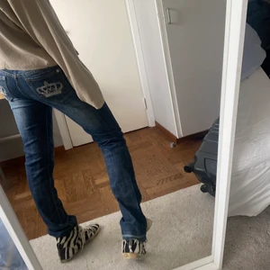 Victoria beckham jeans - Lågmidjade raka, asnajs tvätt. Jag är ca 170 och brukar bära s.  Går att få paketpris vid köp av fler plagg, frakt ingår inte 