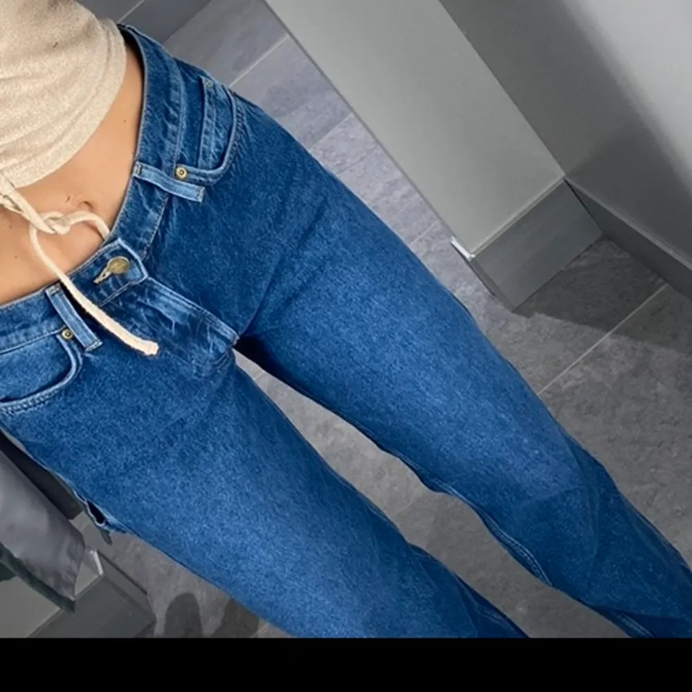 Straight jeans H&M x Lee .  Använda 3 gånger totalt och alltså i väldigt fint skick. . Jeans & Byxor.