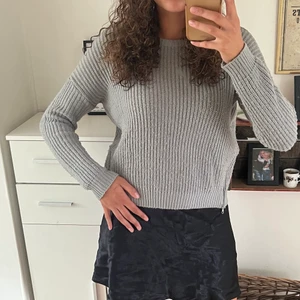 Grå stickad tröja - Grå stickad tröja med två dragkedjor på sidan! Väldigt varm å mysig tjocktröja 🌟 köpt i Italien på Tally Weijl, strl m