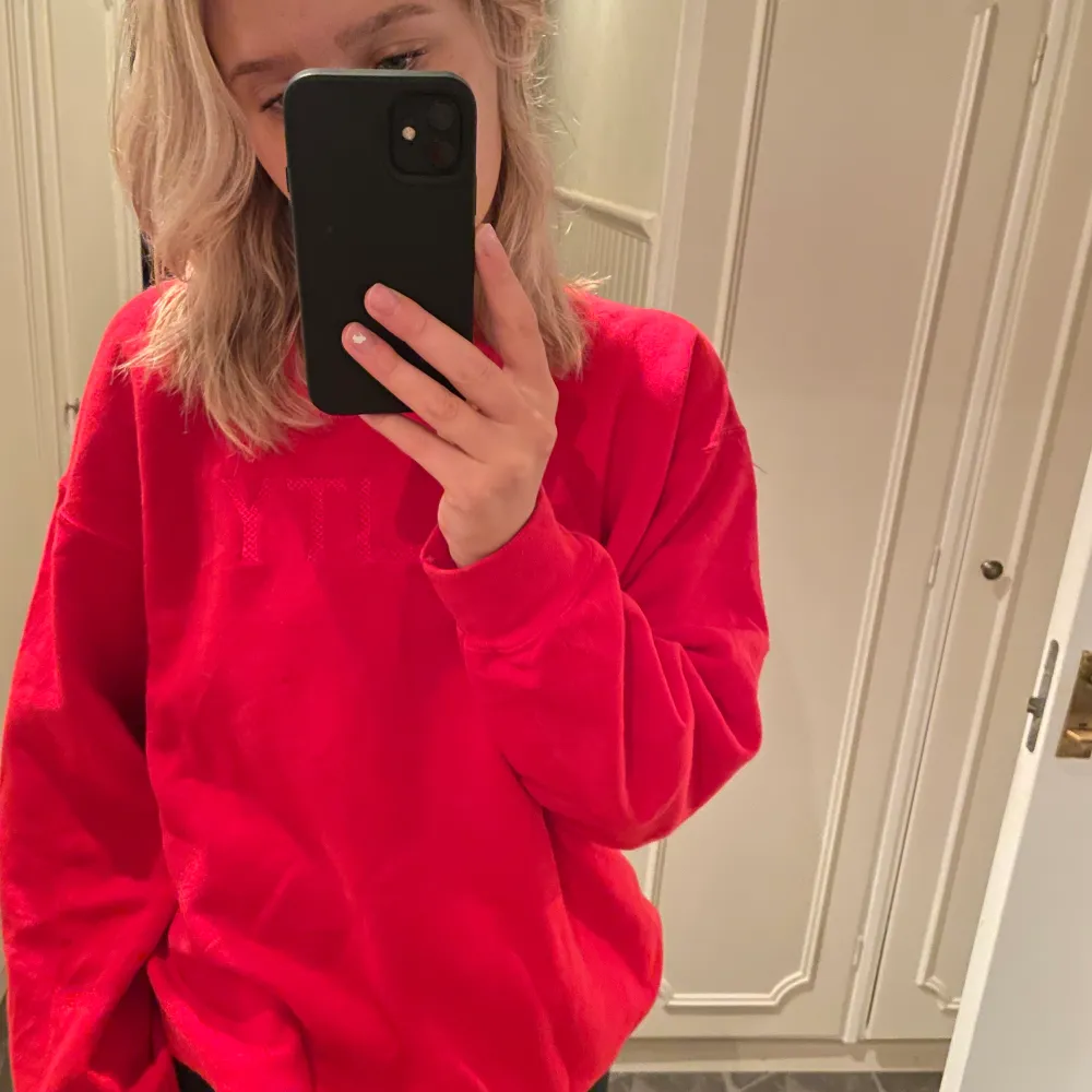 Röd sweater köpt second hand. Storlek medium, sitter lite oversized på mig som oftast brukar ha storlek S💗 (250kr+frakt). Neuletakit & Villapaidat.