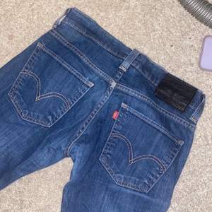 Lågmidjade jeans från Levis som aldrig kommer till användning, modell 511, w29 l32 , men skulle säga att dom är mindre i midjemåttet🥰