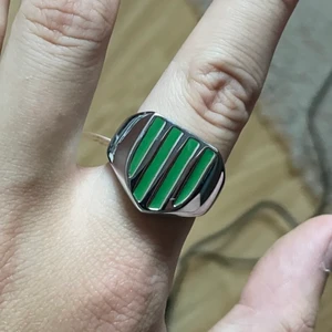 Hammarby ringar - Rostfritt stål, med vit guld platering och grön emalj. Väger 18 gram, riktigt tung ring av hög kvalitet som kommer hålla hela livet. Finns i storlek 8 kvar