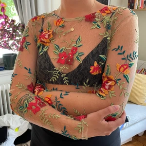 Meshtop - Vad cool den här är inser jag nu? Kanske inte borde sälja! Men ok ni kan få den! Folk brukar fråga om man är tatuerad när man har den på så bra för uppmärksamhet! Från Urban outfiters!