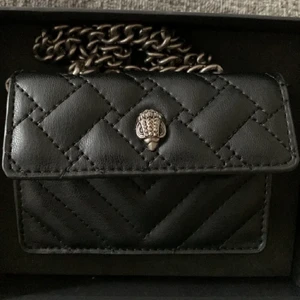 Kurt geiger väska - Säljer denna snygga Kurt geiger väska för att den inte riktigt faller mig i smaken, köpt hör på Plick väldigt nyligen och har sldrig kommit till användning💕 priset kan diskuteras🫶🏻 (bilden är lånad)
