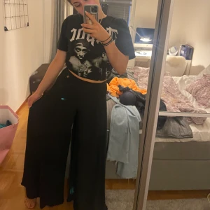 Snygga svarta byxor i storlek 40 - Snygga svarta byxor som man kan ha på sig för bra, har använt dem ett par gånger men dem är i bra skick ❤️