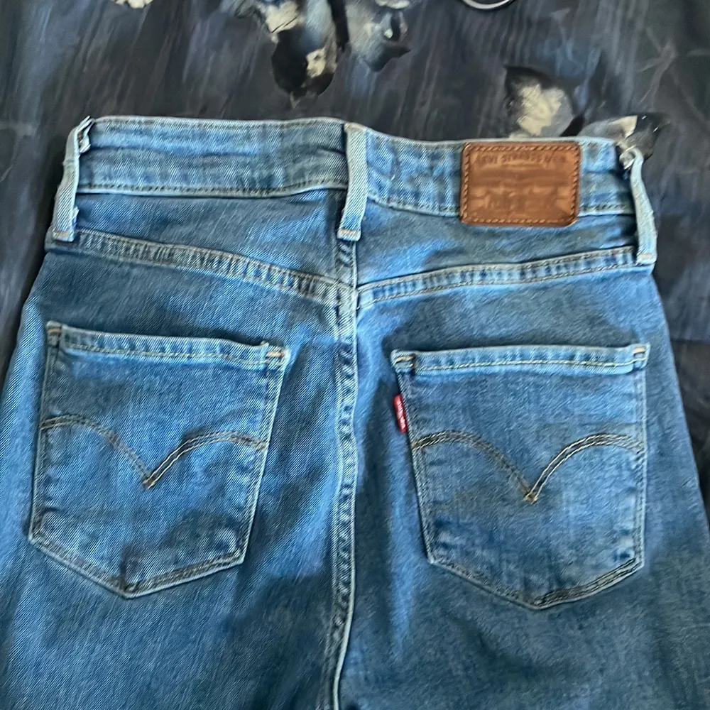 Så fina jeans från Levis, säljer då de inte kommer till användning, nypris 1300, köparen står för frakt. Farkut & Housut.