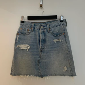 Levis kjol - Jätte fin denim kjol från Levis! Storlek W26 Får tyvärr bara inte användning av den längre :( skickas med spårbarfrakt (66kr) eller mötas upp i Stockholm! 