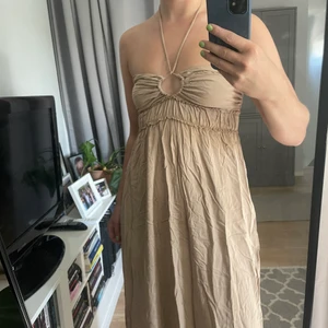 Beige klänning med snörning - Beige klänning med snörning i storlek medium. Använd på midsommar och inte efter så i nyskick. Nypris 299kr