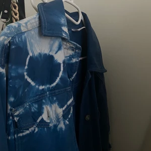 Jeansjacka  - Säljer denna fina jeansjackan som jag köpte från Urban Outfitters föra året, tyvärr ligger den bara där i min garderob och känner att den behöver ett nytt hem (storlek M)🤍