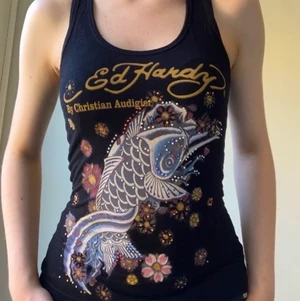 Ed Hardy linne - Ed Hardy Linne med rhinestones. Jättebra skick. Det står storlek xl inuti men passar mig som är xs.