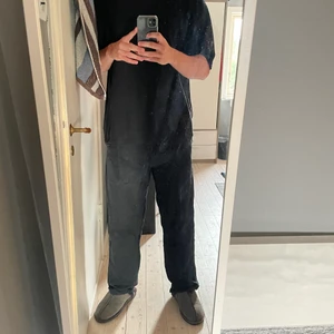 Weekday Working Jeans - Jeans från weekday med knän på, ungefär som carhartt double knees. Mycket bra skick, inte använda särskilt mycket. Storlek 52, passar ungefär en vanlig 32/34 i midjan och samma i längden.