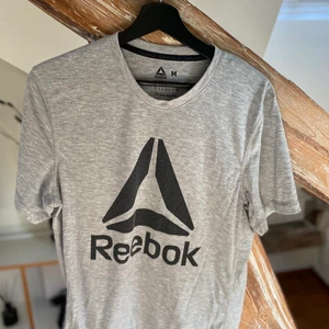 T-shirt från Reebok  - Storlek M  