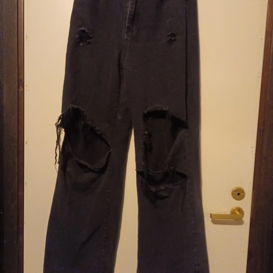 Svarta Jeans med slitningar  - 90