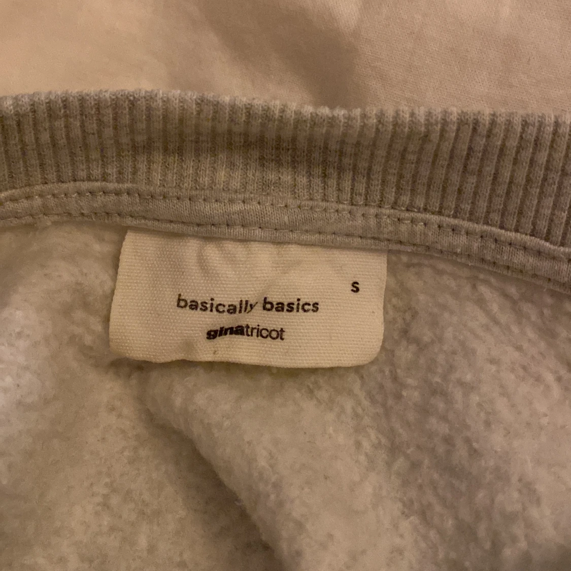 Grå sweatshirt (gina tricot)  - 90