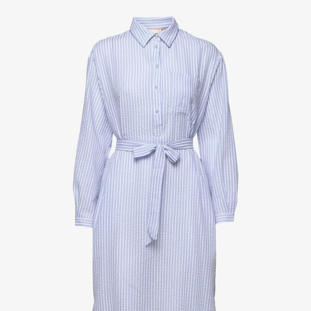 Blå vit skjortklänning från Numph. Originalpris 900kr. Använd en gång.. Klänningar.
