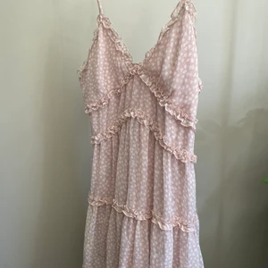 Klänning nakd - Oanvänd klänning från nakd. Vill sälja då den inte riktigt är min stil