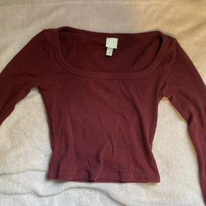 Vinröd tröja i strl xs - Vinröd tröja köpt från H&M för 149kr. Använt fåtal gånger, sitter fint och kommer typ över naveln. Bra material och sitter bekvämt.
