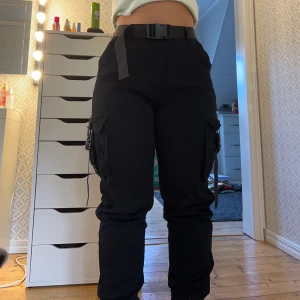 Snygga byxor från New yorker strl M - Riktigt snygga byxor med 4st fickor. Används ej så säljer dom istället så de kommer till användning. Jag är 160 cm, perfekt i passform och längd. Kan passa S om man vill ha lite oversized byxor. Frakt ingår ej i priset