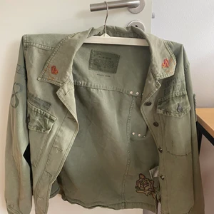 Odd Molly jacka  - Grön Cargo jacka med snygga detaljer!! Säljer pågrund av flytt!! Den är verkligen i jättefint skick och sparsamt använd! Nypris runt 3500!! 