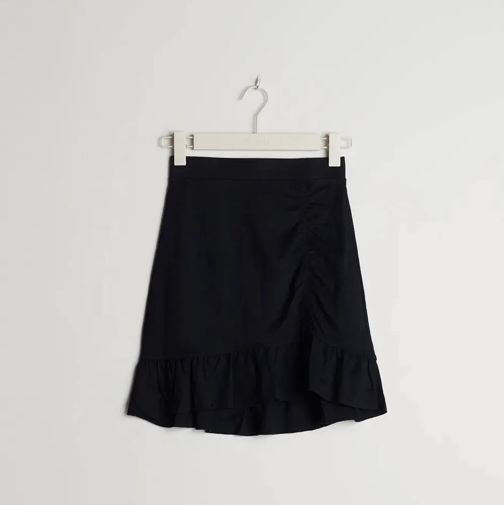 jätte fin kjol från Gina tricot! säljer pga av att den har börjat blivit för liten och använder den inte. den är i storlek xxs men kan kanske funka som xs💝 köpte den för 250!!. Kjolar.