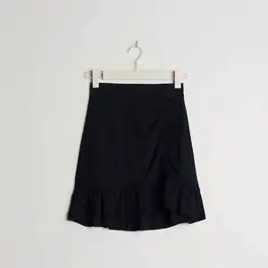 jätte fin kjol från Gina tricot! säljer pga av att den har börjat blivit för liten och använder den inte. den är i storlek xxs men kan kanske funka som xs💝 köpte den för 250!!
